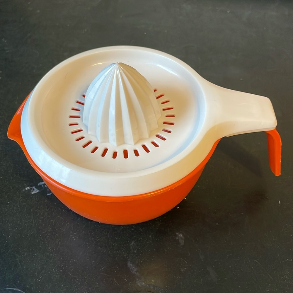 Vintage Rubbermaid plastic juicer